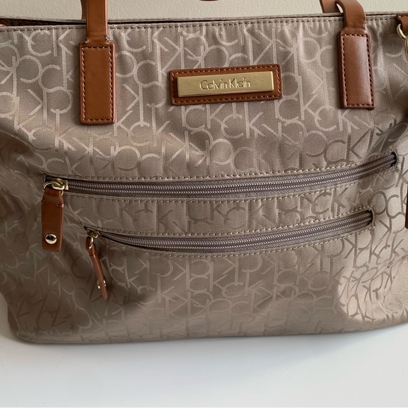 Calvin Klein Medium Logo Tote - Picture 1 of 9